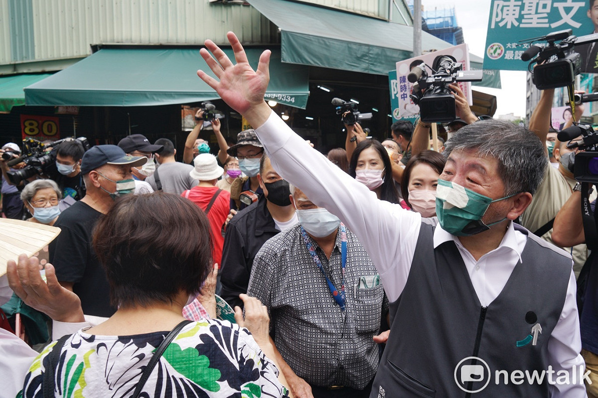 民進黨台北市長參選人陳時中到木柵市場掃街拜票。 圖：張良一/攝