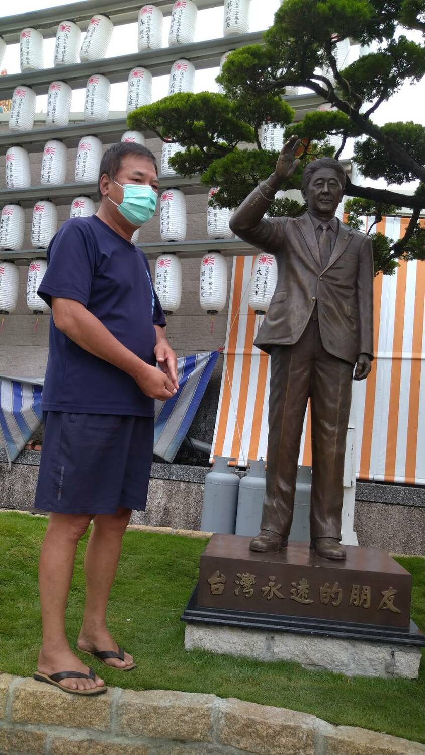 保安堂主委張吉雄(左)與安座好的日本前首相安倍晉三銅像。 圖：保安堂主委張吉雄提供