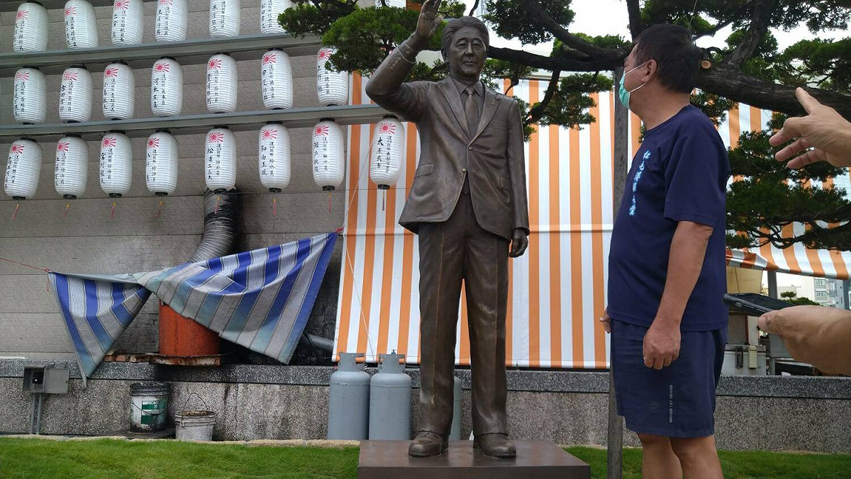 保安堂主委張吉雄(右)看著安座好的日本前首相安倍晉三，預計9月24日將揭幕。 圖：保安堂主委張吉雄提供