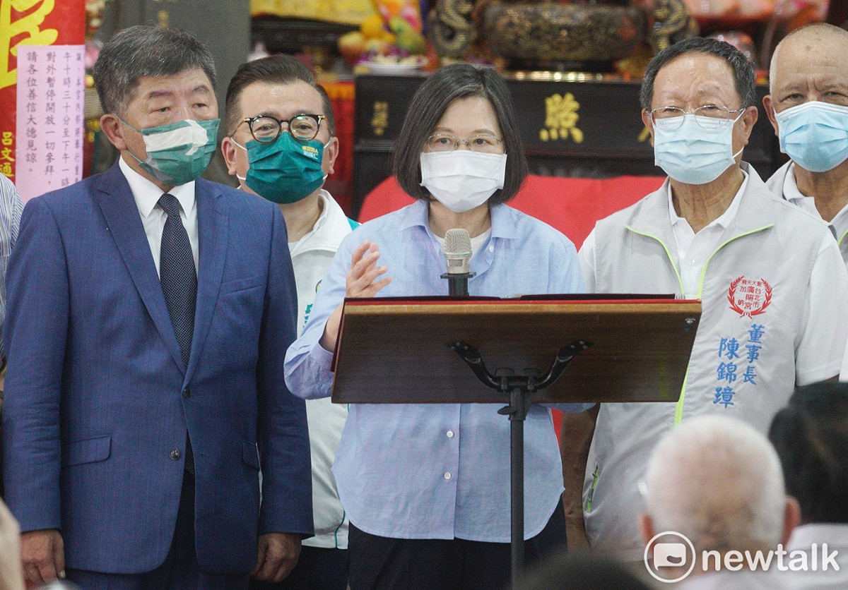 總統蔡英文在民進黨台北市長參選人陳時中陪同下，到萬華廣照宮參香。 圖：張良一/攝