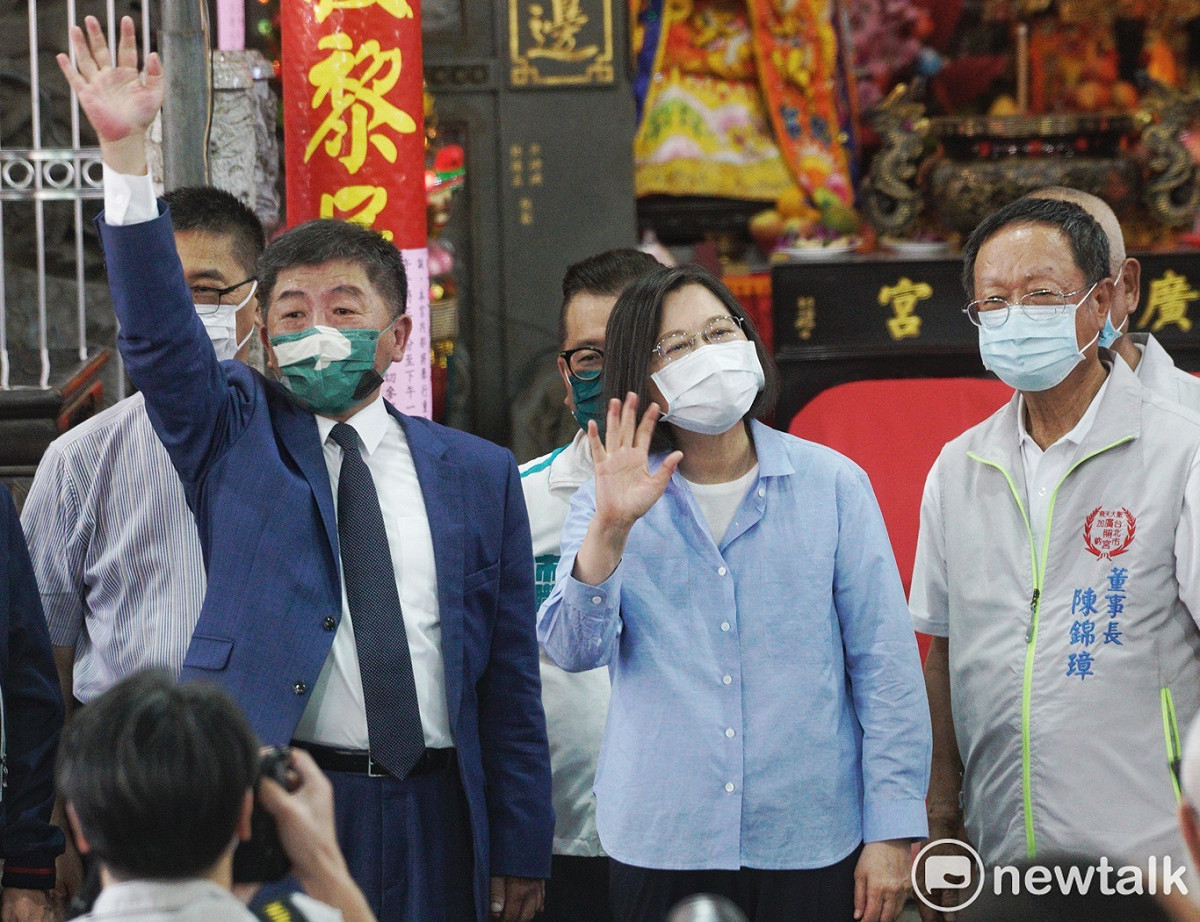 總統蔡英文在民進黨台北市長參選人陳時中陪同下，到萬華廣照宮參香。 圖：張良一/攝