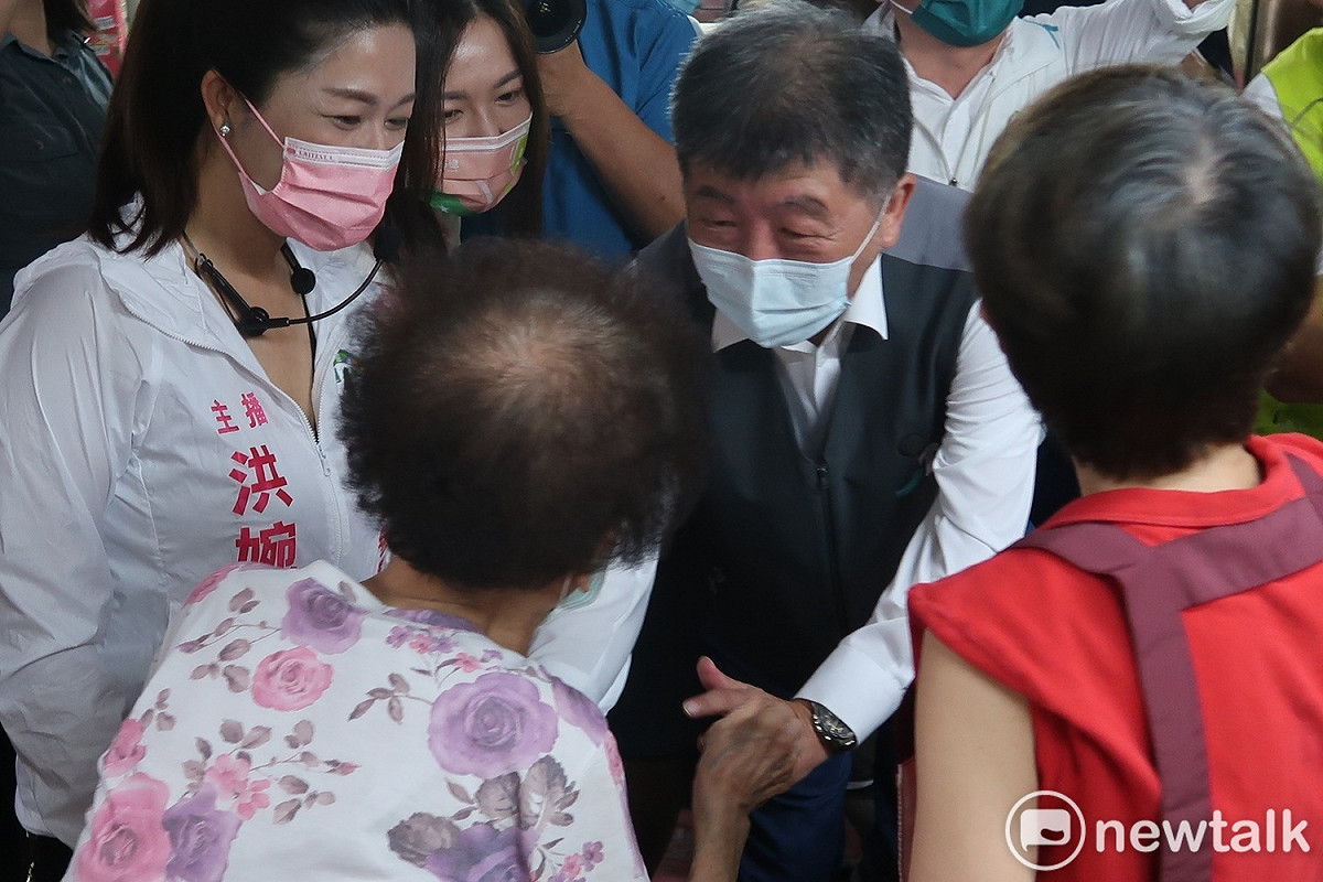 民進黨台北市長候選人陳時中29日上午前往傳統市場「東門市場」拜票。 圖：林朝億/攝
