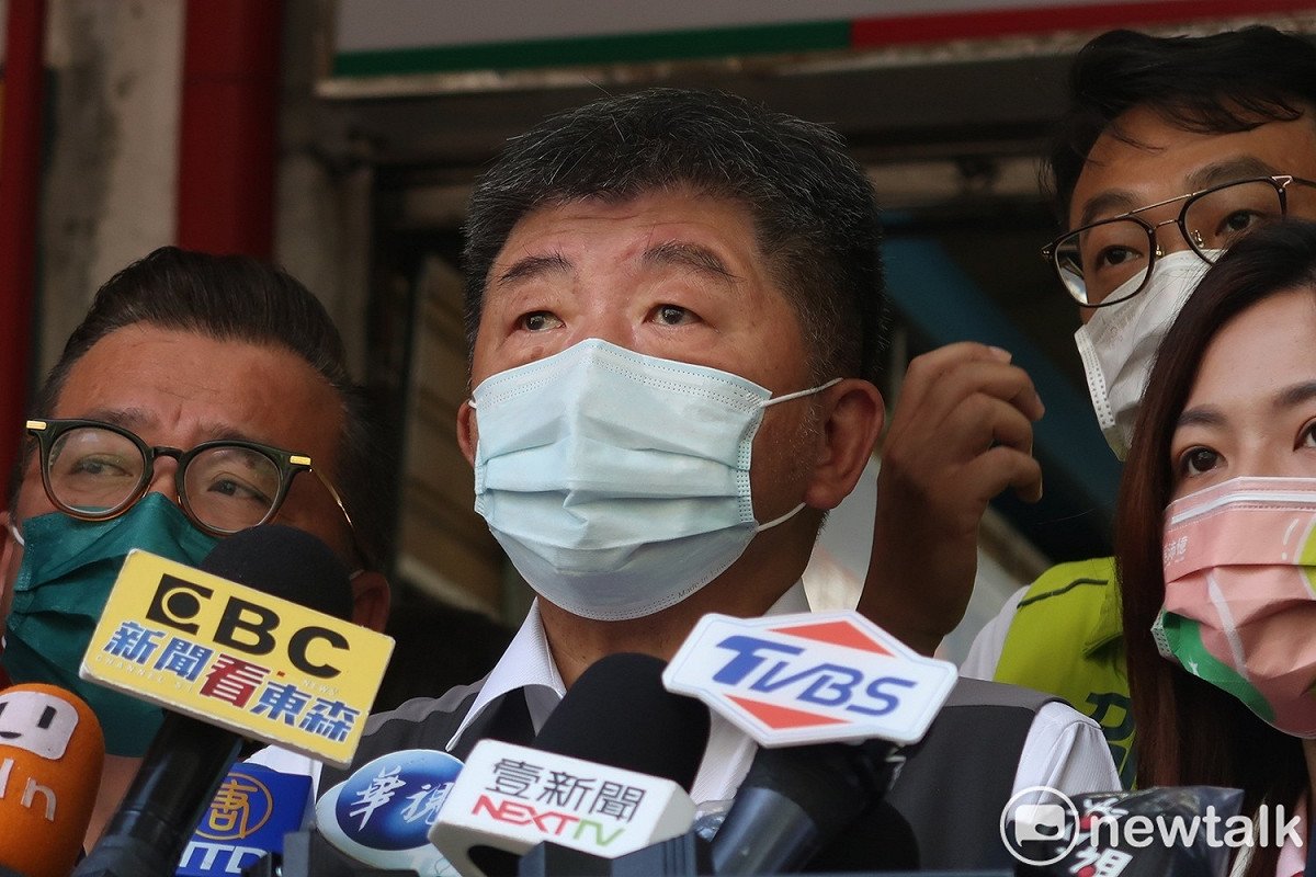 民進黨台北市長參選人陳時中29日上午前往傳統市場「東門市場」拜票。 圖：林朝億/攝
