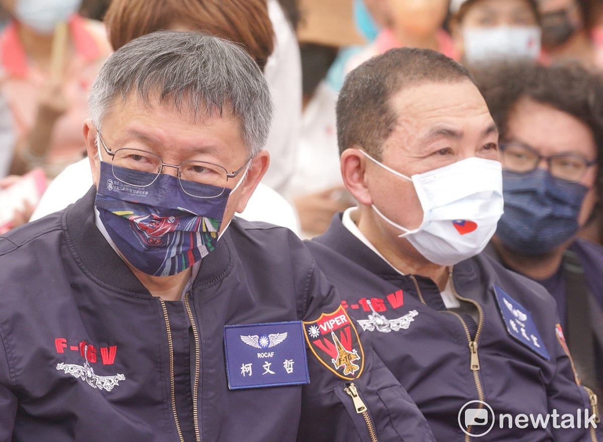 邱毅批侯友宜（右）不知接受哪些「白痴建議」，始終迴避「九二共識」，在兩岸政策上向民進黨靠攏，給柯文哲（左）提供最佳的攻城掠地機會。 圖：張良一/攝（資料照）