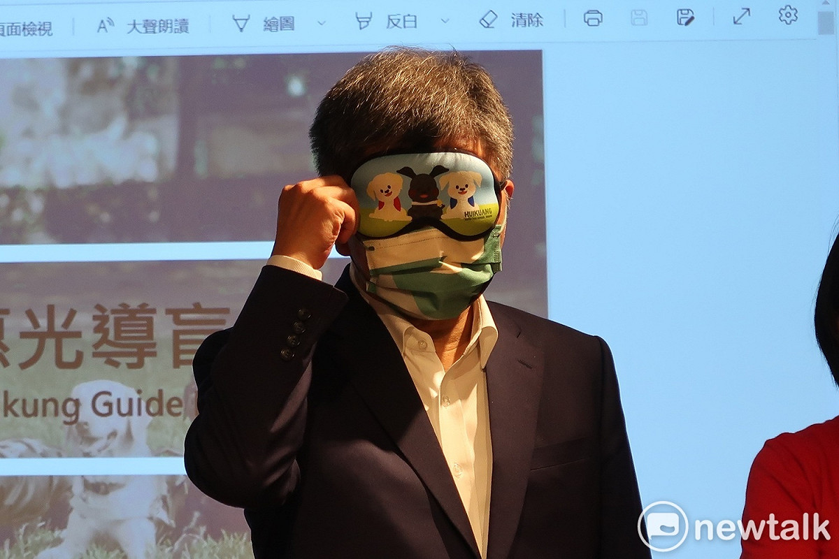民進黨台北市長參選人陳時中體驗導盲犬帶路。 圖：林朝億/攝