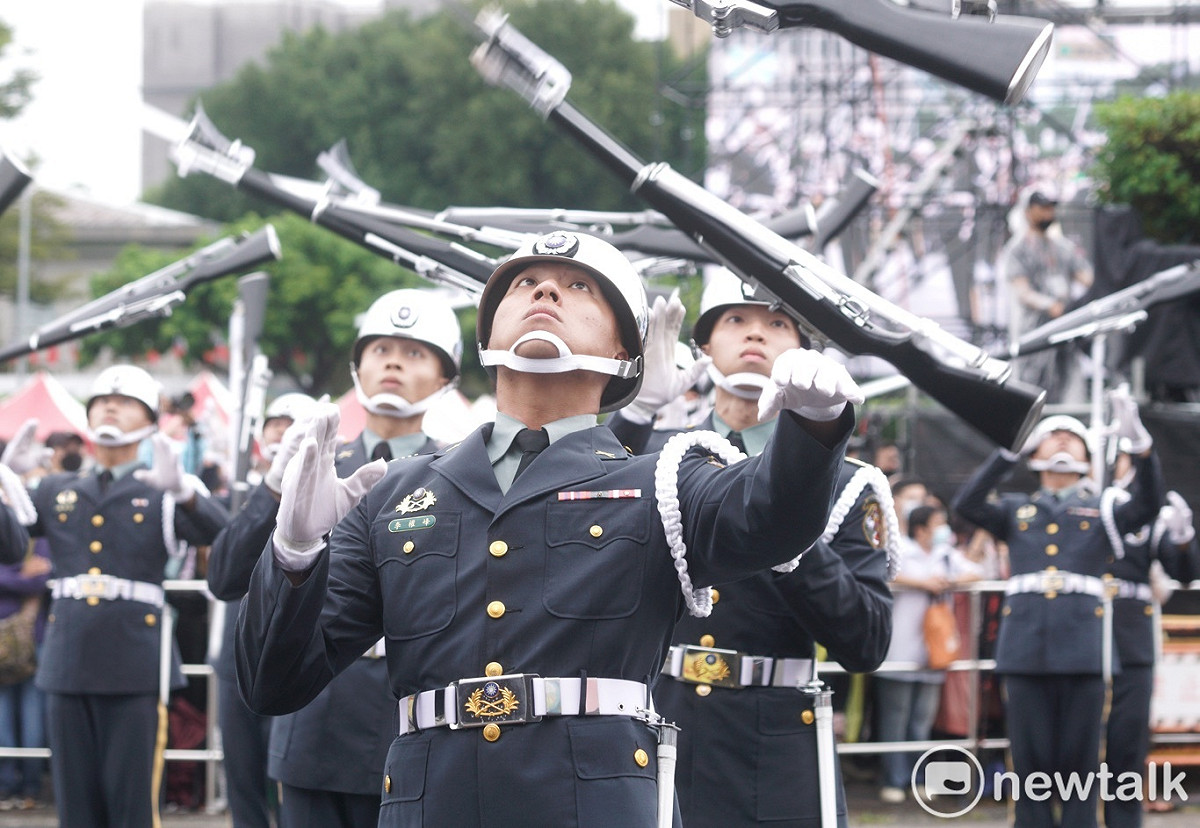 111年國慶大會今（7）天下午在總統府前彩排，圖為三軍樂儀隊在總統府前演出。 圖：張良一/攝