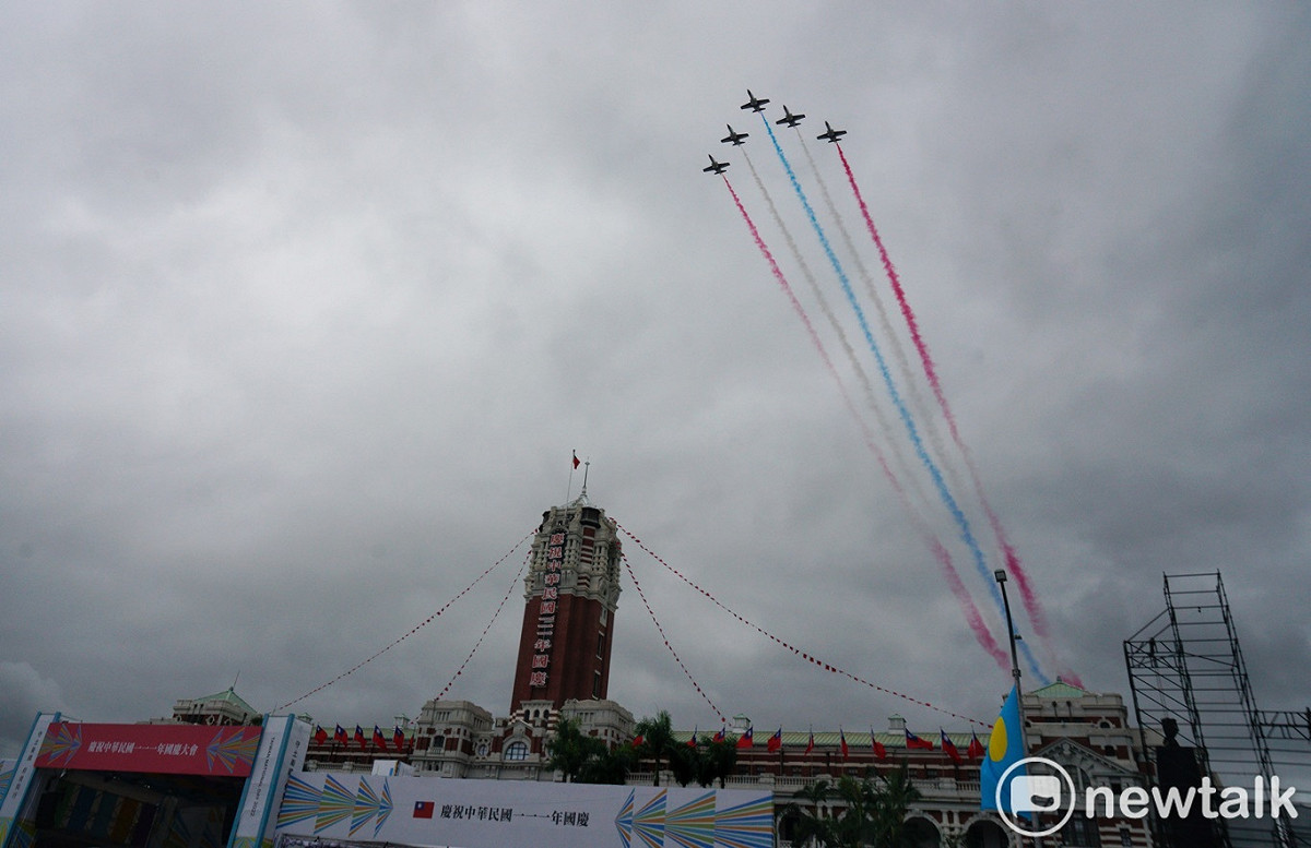111年國慶大會今（7）天下午在總統府前彩排，圖為空軍雷虎小組以大雁隊形衝場。 圖：張良一/攝