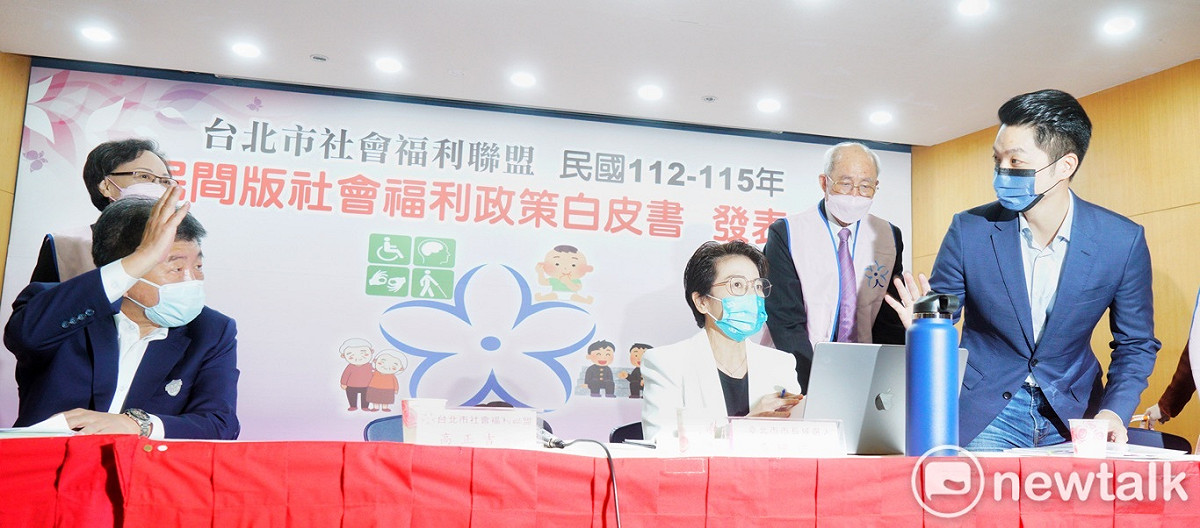 民進黨台北市長候選人陳時中（左起）、無黨籍台北市長候選人黃珊珊、國民黨台北市長候選人蔣萬安出席社福聯盟民間版社福政策白皮書發表會。 圖：張良一 / 攝