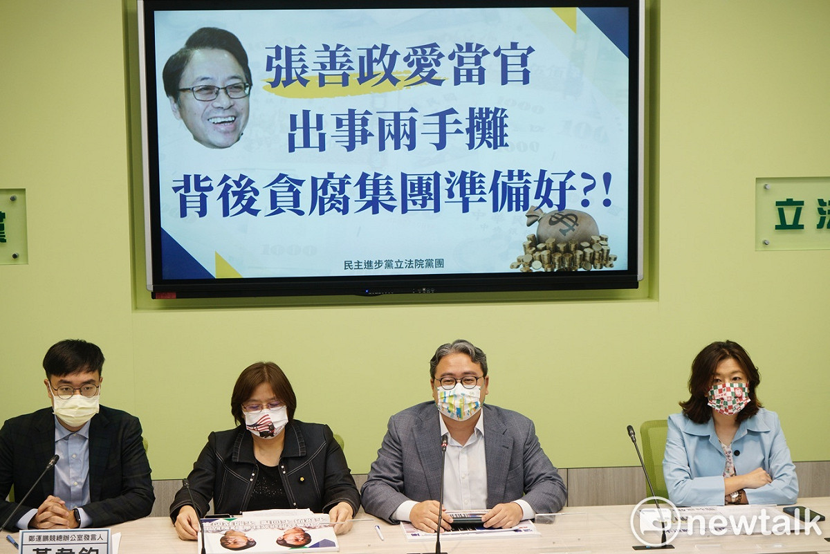 民進黨桃園市長候選人鄭運鵬競選辦公室在民進黨立院黨團召開「張善政愛當官！出事兩手攤，背後貪腐集團準備好？！」記者會。 圖：張良一/攝