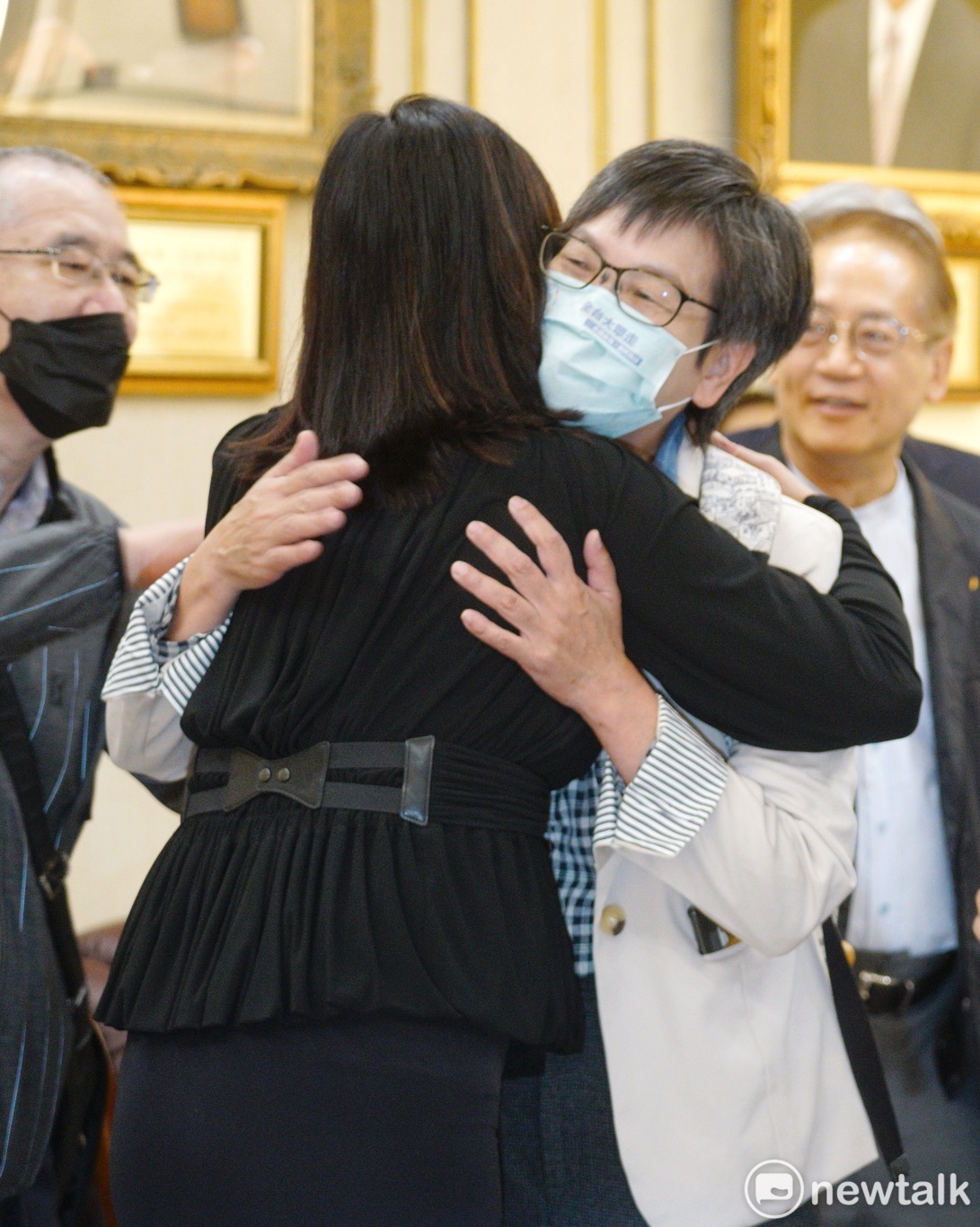 新光醫院董事吳欣盈今接替請辭立委的蔡壁如（前排右）遺缺，宣誓就任立委。圖為蔡吳兩人在宣誓前相互擁抱。 圖：張良一/攝