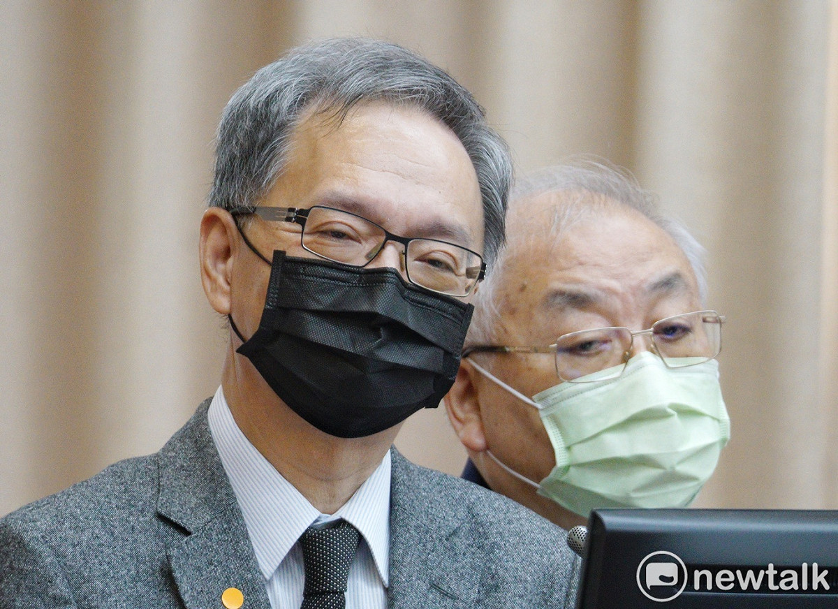 衛福部長薛瑞元（黑口罩者）。 圖：張良一/攝