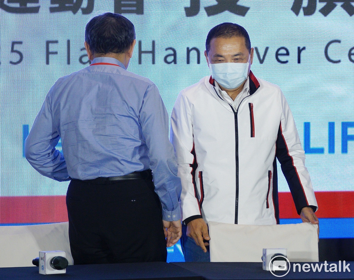 聲稱藍白合是一條死路的台北市長柯文哲今午和新北市長侯友宜共同出席2025世界壯年運動會授旗儀式，兩人在會後聯訪時並沒有太多互動。 圖：張良一 / 攝