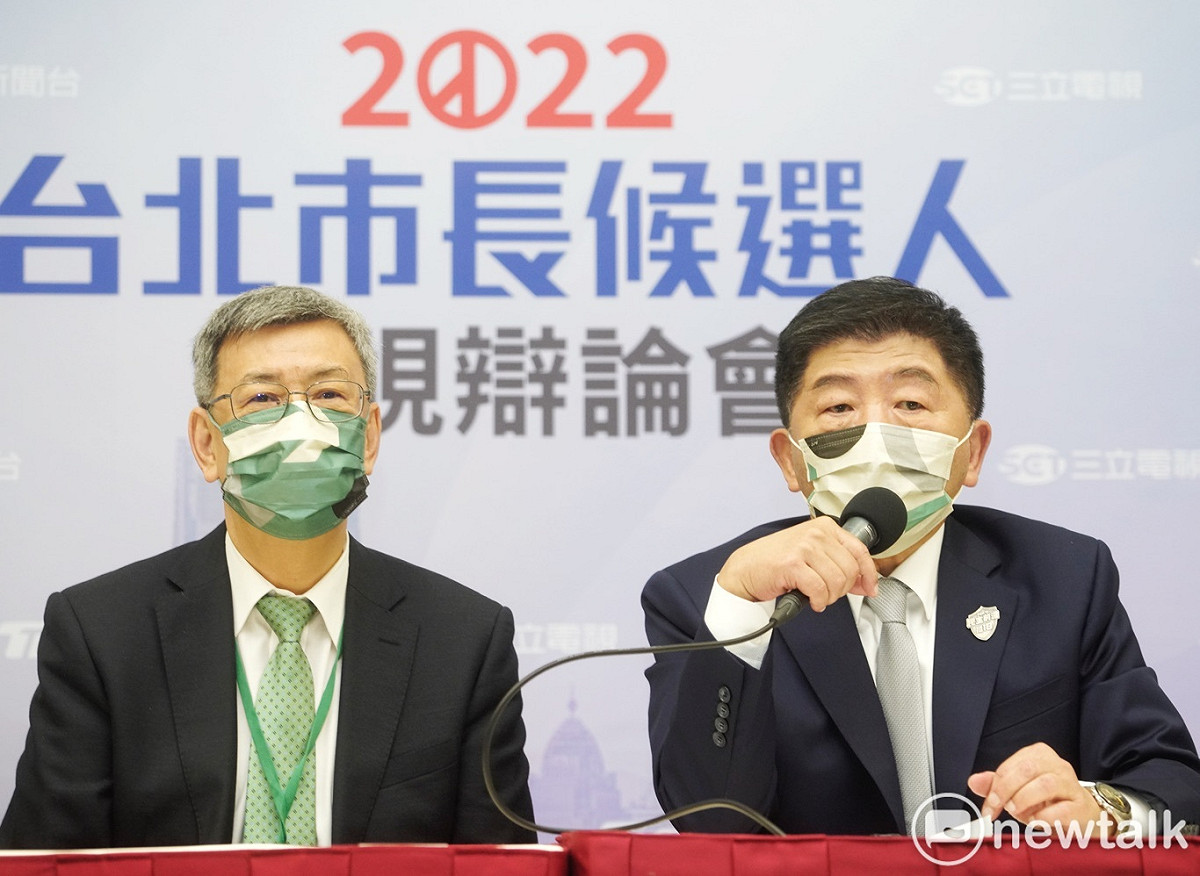 民進黨台北市長候選人陳時中出席台北市長候選人電視辯論會後，在競選總部主委陳建仁的陪同下舉行記者會。 圖：張良一/攝
