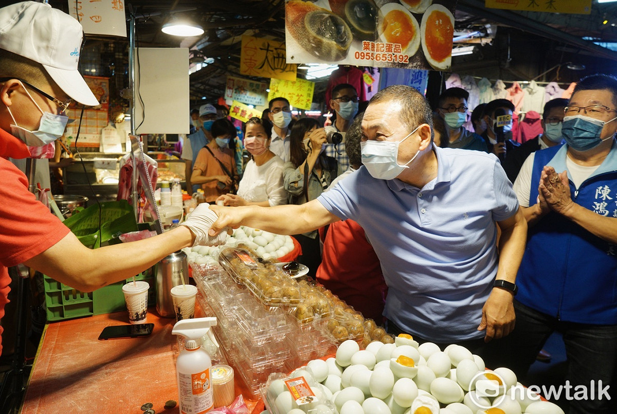 國民黨新北市長候選人侯友宜到永和勵行街市場，向民眾拜票。 圖：張良一/攝