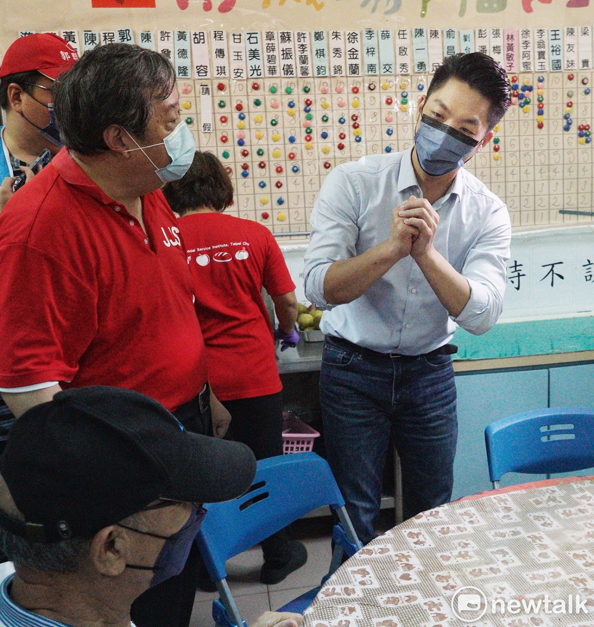 國民黨台北市長候選人蔣萬安赴南機場樂活園地與長輩共餐。 圖：張良一/攝
