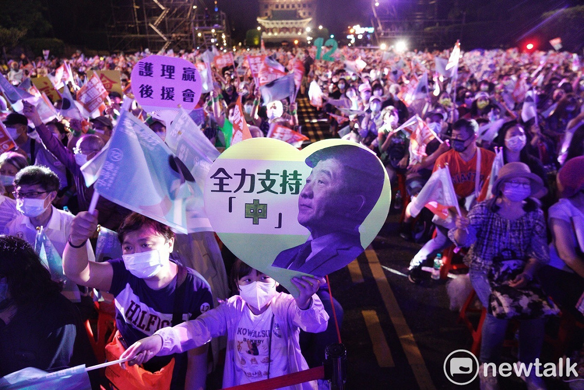 粉專「今天有數嗎」分析，陳時中單週聲量飆到將近 50 萬，是過去的2倍以上，「對手完全看不到車尾燈」 圖：張良一/攝