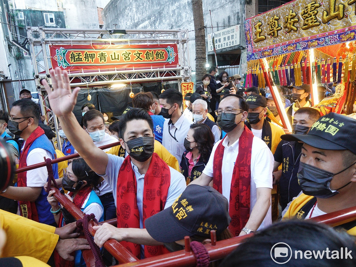 國民黨台北巿長候選人蔣萬安出席艋舺青山宮111年靈安尊王聖誕遶境儀式。 圖：張良一/攝