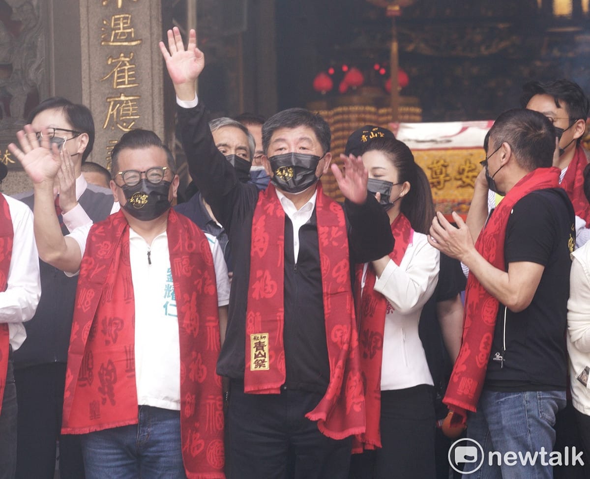 民進黨台北市長候選人陳時中出席艋舺青山宮遶境慶典活動。 圖：張良一 / 攝