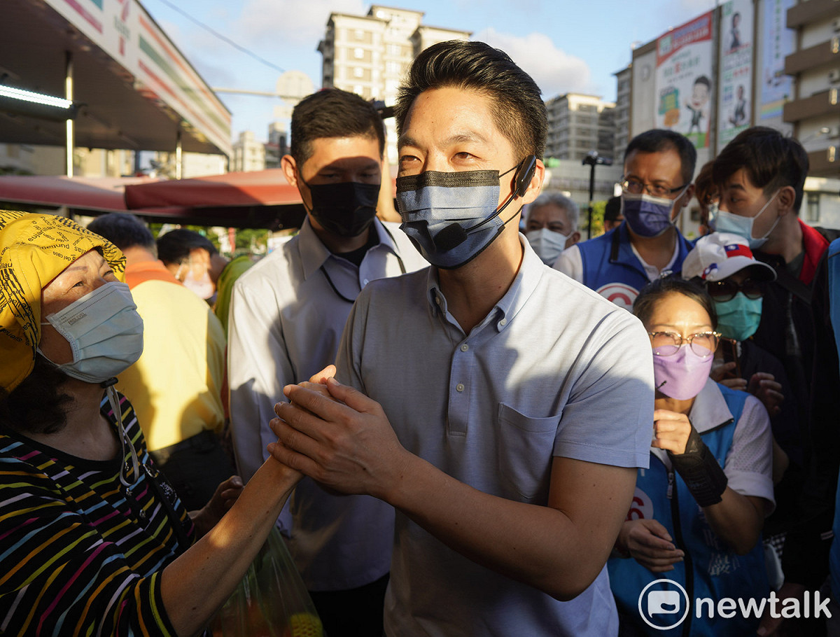 國民黨台北市長候選人蔣萬安今（18）天到萬華雙和市場掃街拜票。 圖：張良一/攝