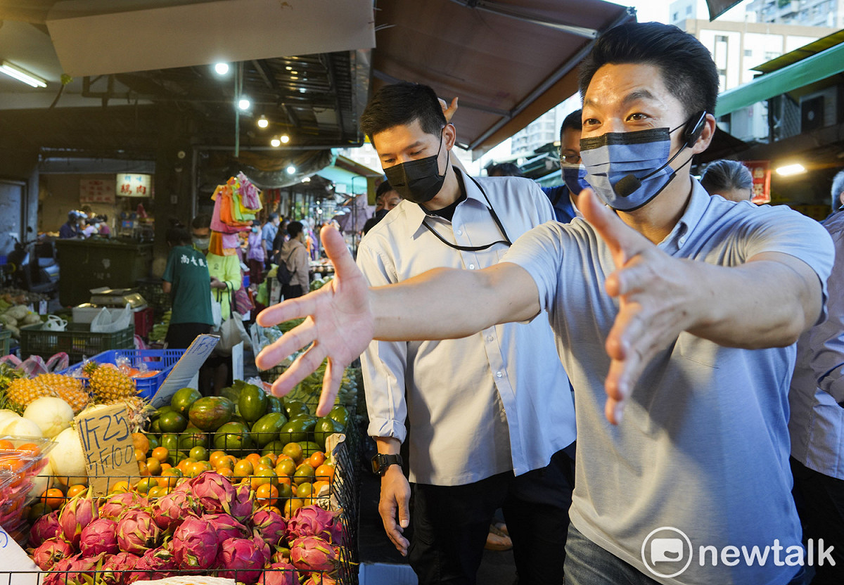 國民黨台北市長候選人蔣萬安今（18）天到萬華雙和市場掃街拜票。 圖：張良一/攝