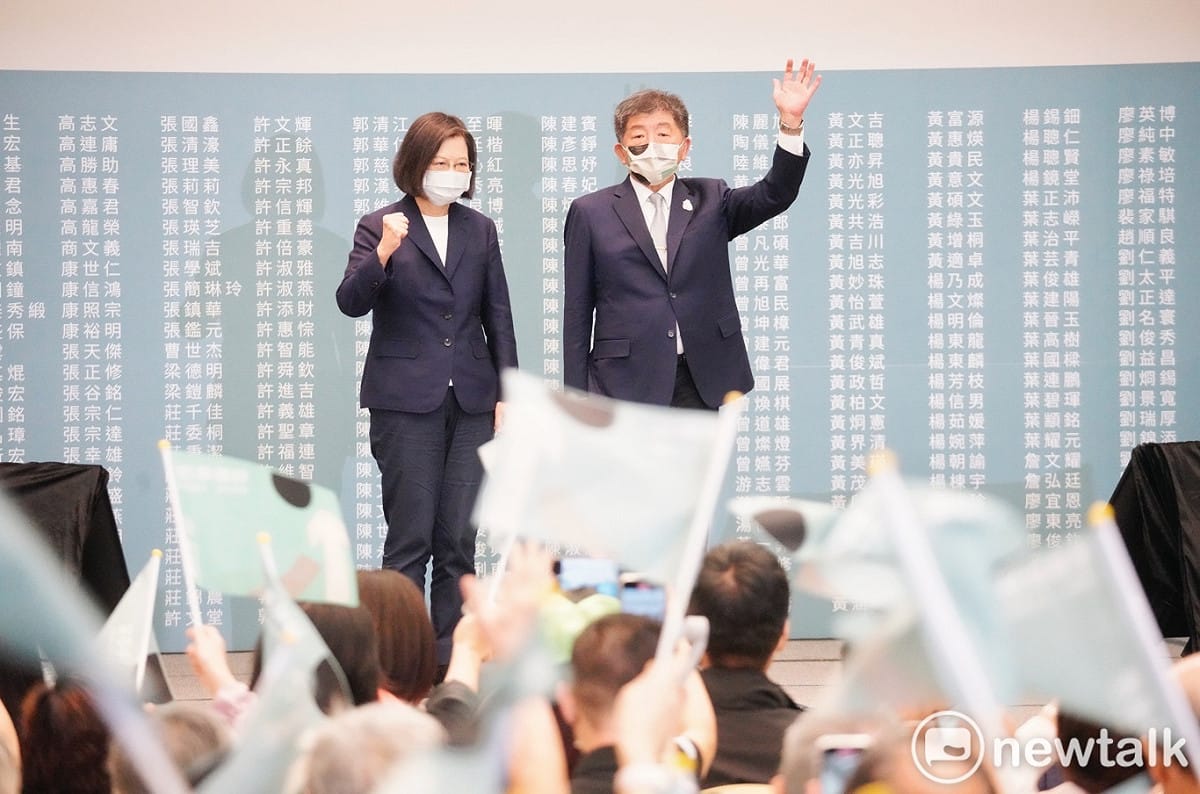 總統民進黨主席蔡英文、民進黨台北市長候選人陳時中出席為台灣挺身而出─陳時中海內外學術界後援會誓師大會。 圖：張良一/攝
