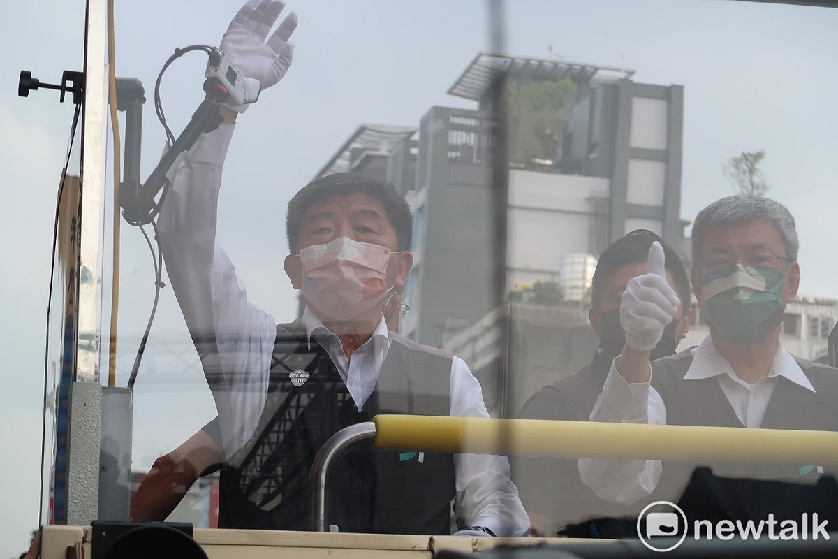 民進黨台北市長候選人陳時中與前副總統陳建仁22日下午進行車隊掃街。 圖：林朝億/攝