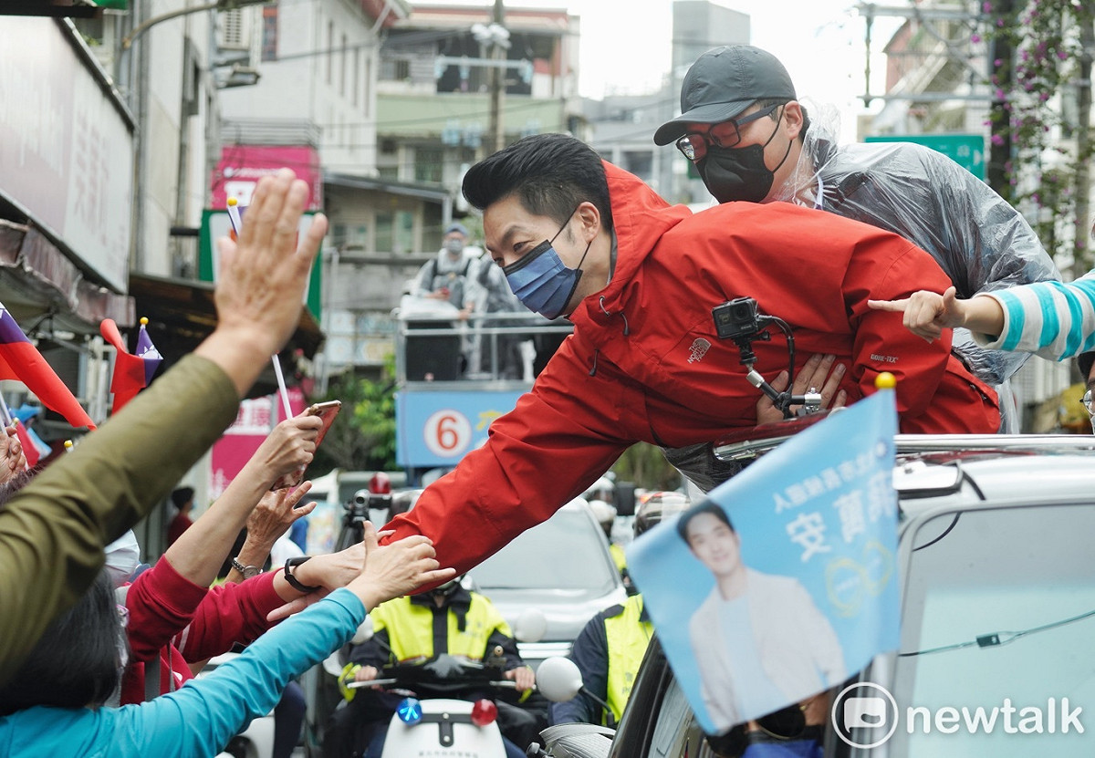 國民黨台北市長候選人蔣萬安上午進行「萬安台北出運行 約定1126投票去」12區車隊掃街行動。 圖：張良一/攝