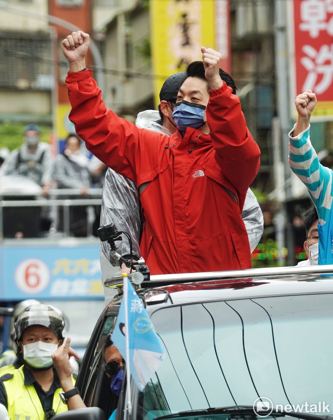 國民黨台北市長候選人蔣萬安上午進行「萬安台北出運行 約定1126投票去」12區車隊掃街行動。 圖：張良一/攝