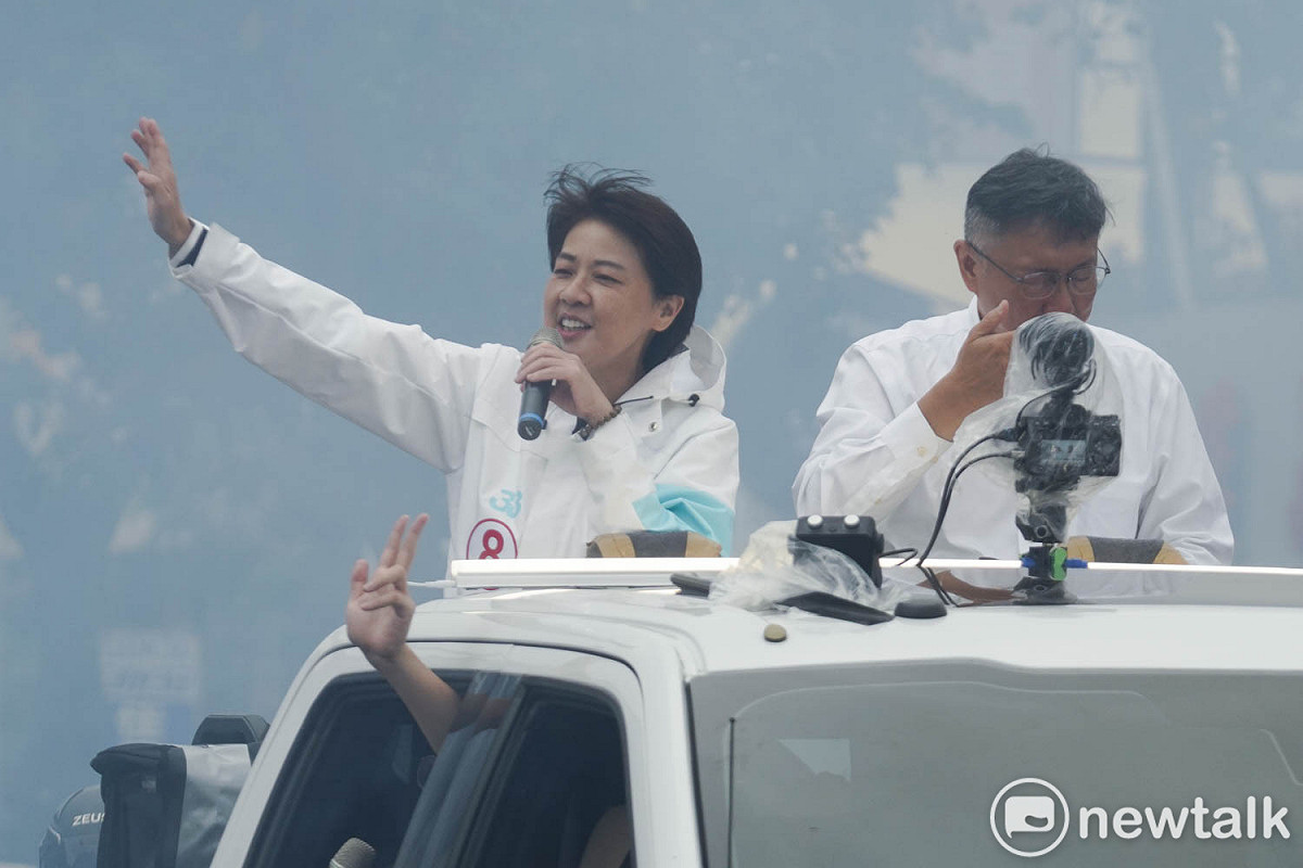 無黨籍台北市長候選人黃珊珊在民眾黨主席柯文哲的陪同下，在台北市區掃街拜票。 圖：張良一 / 攝