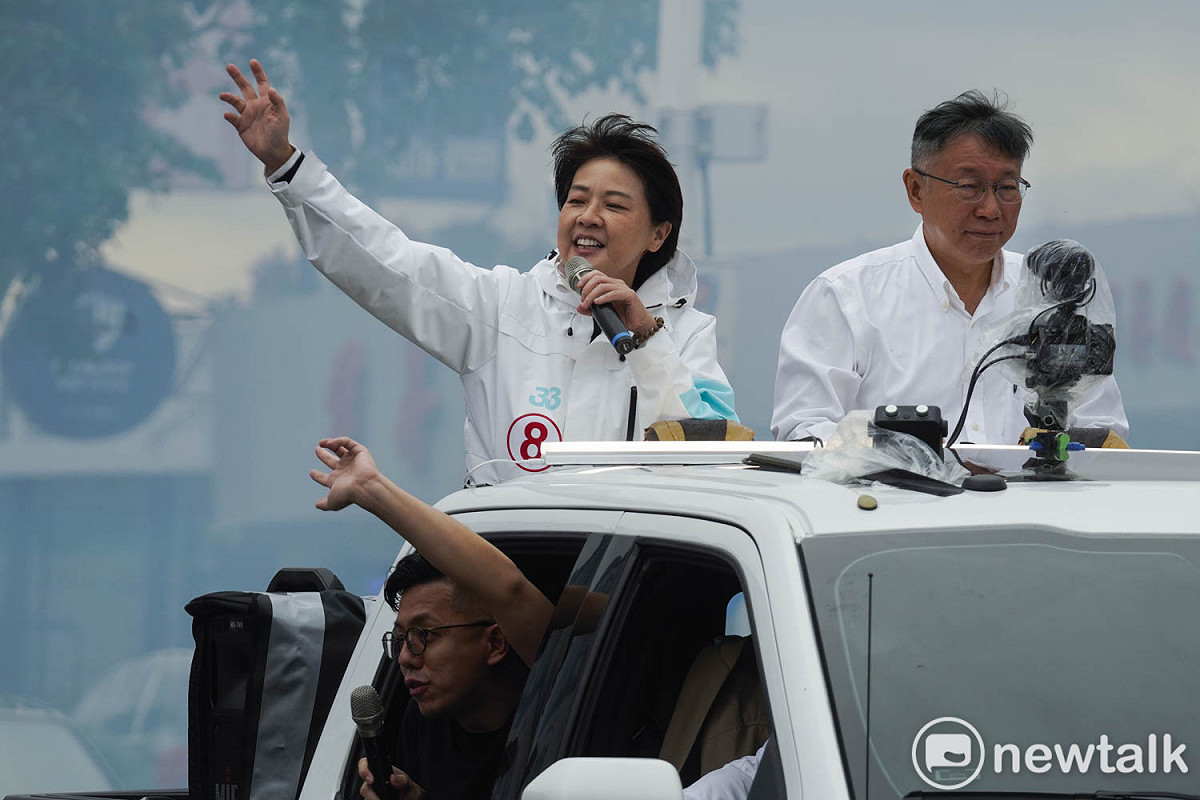 無黨籍台北市長候選人黃珊珊在民眾黨主席柯文哲的陪同下，在台北市區掃街拜票。 圖：張良一 / 攝