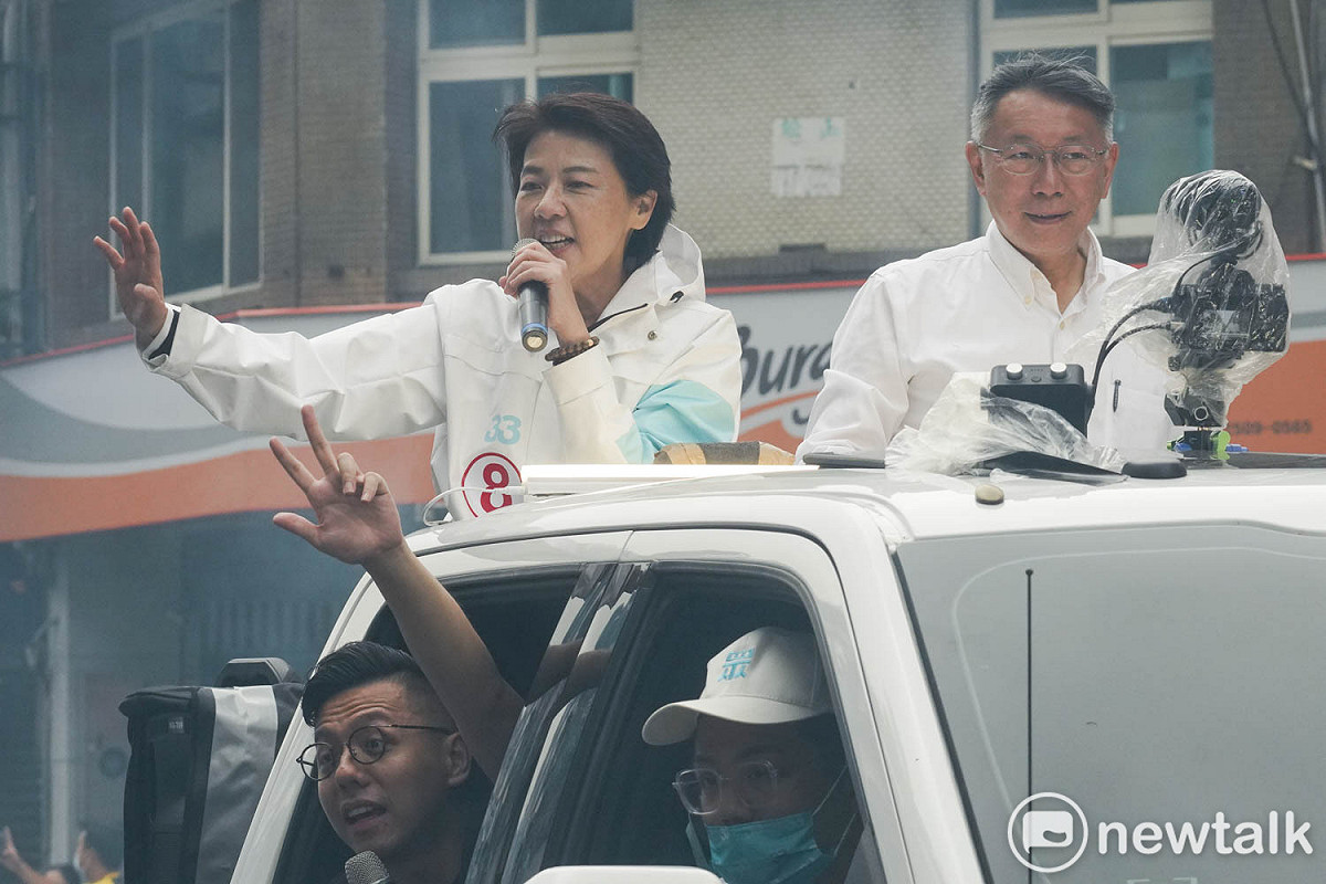無黨籍台北市長候選人黃珊珊在民眾黨主席柯文哲的陪同下，在台北市區掃街拜票。 圖：張良一 / 攝