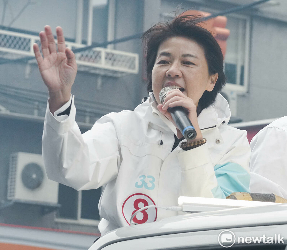 無黨籍台北市長候選人黃珊珊在民眾黨主席柯文哲的陪同下，在台北市區掃街拜票。 圖：張良一 / 攝