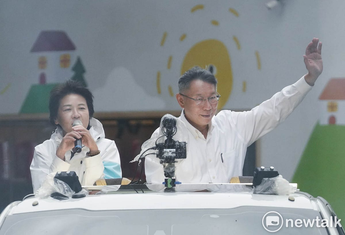 無黨籍台北市長候選人黃珊珊在民眾黨主席柯文哲的陪同下，在台北市區掃街拜票。 圖：張良一 / 攝