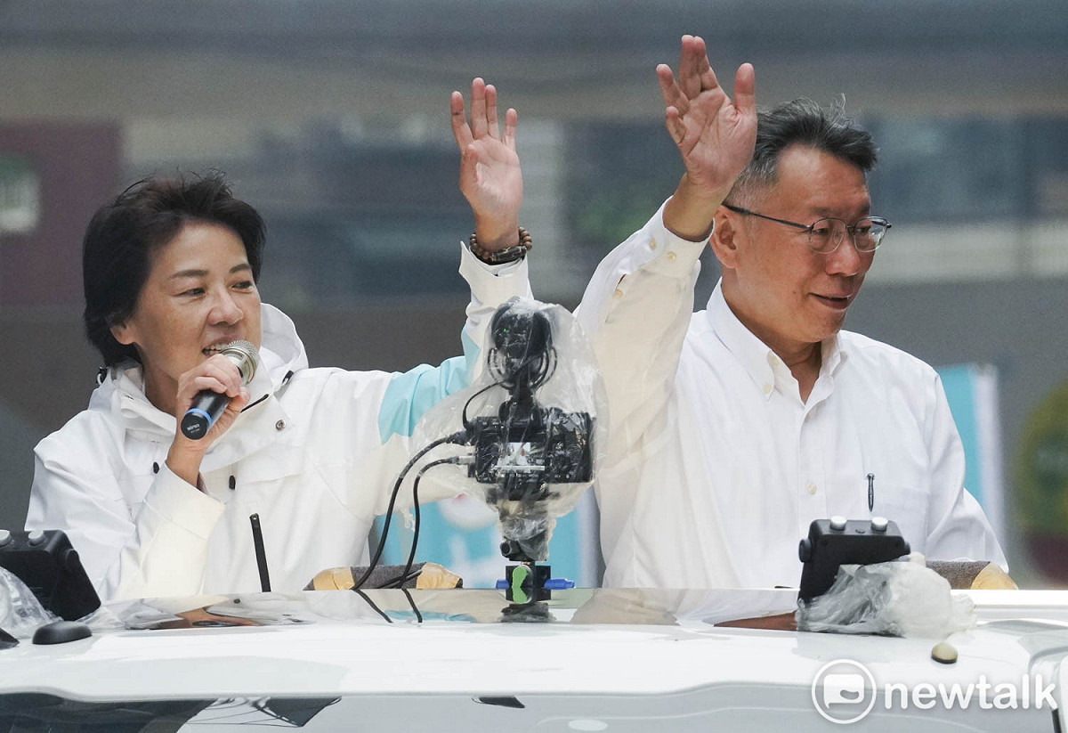 無黨籍台北市長候選人黃珊珊在民眾黨主席柯文哲的陪同下，在台北市區掃街拜票。 圖：張良一 / 攝（資料照）