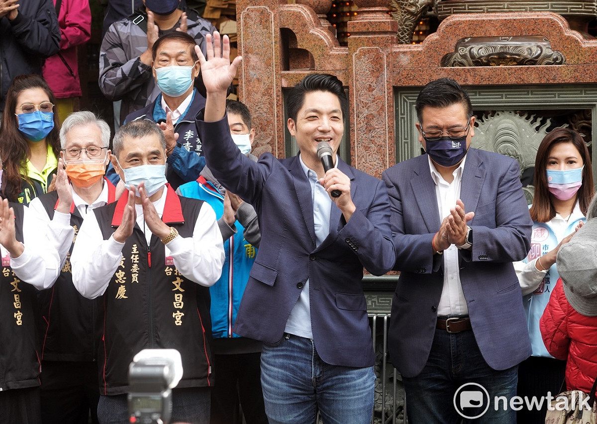 台北市長當選人蔣萬安到文昌宮參拜時，受到市民熱烈的歡迎。 圖：張良一 / 攝（資料照）