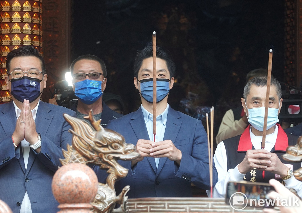 台北市長當選人蔣萬安到文昌宮參拜時，受到市民熱烈的歡迎。 圖：張良一 / 攝
