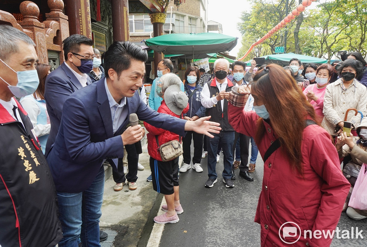 台北市長當選人蔣萬安到文昌宮參拜時，受到市民熱烈的歡迎。 圖：張良一 / 攝