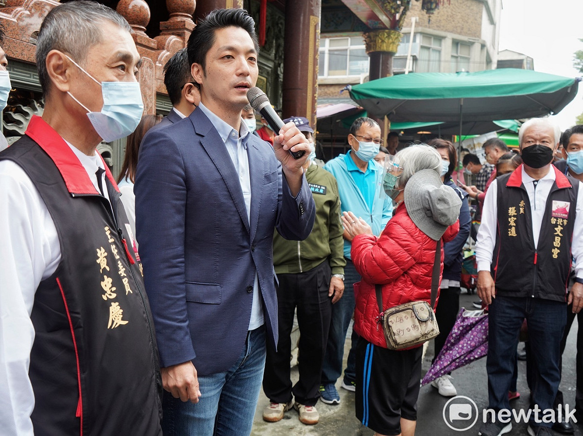 台北市長當選人蔣萬安到文昌宮參拜時，受到市民熱烈的歡迎。 圖：張良一 / 攝