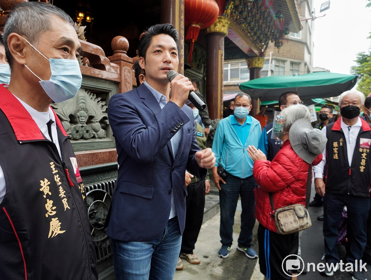 台北市長當選人蔣萬安到文昌宮參拜時，受到市民熱烈的歡迎。 圖：張良一 / 攝
