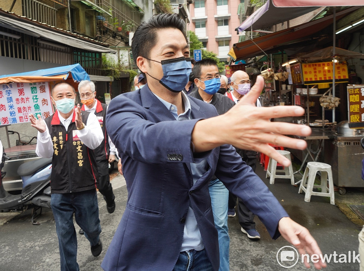 台北市長當選人蔣萬安到文昌宮參拜時，受到市民熱烈的歡迎。 圖：張良一 /攝（資料照）