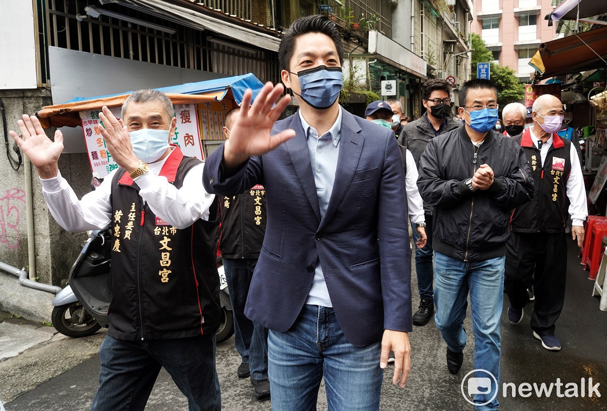 台北市長當選人蔣萬安到文昌宮參拜時，受到市民熱烈的歡迎。 圖：張良一 / 攝（資料照）