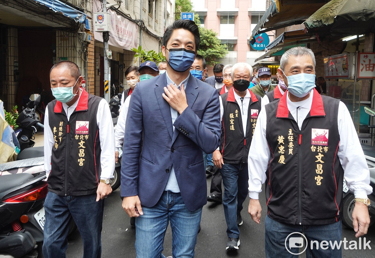 台北市長當選人蔣萬安到文昌宮參拜時，受到市民熱烈的歡迎。 圖：張良一 / 攝