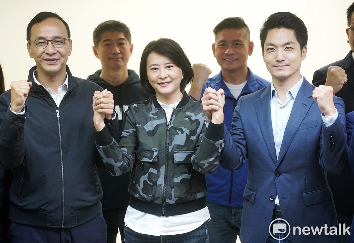 王鴻薇上午在國民黨主席朱立倫、台北市長當選人蔣萬安的陪同下，到台北市選委會登記立委補選。 圖：張良一 / 攝