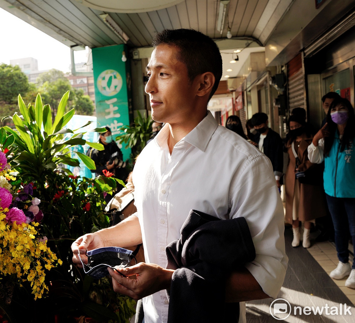 將代表民進黨參與立委補選的吳怡農下午到王世堅位在長春路的服務處勘查設置競選總部。 圖：張良一/攝