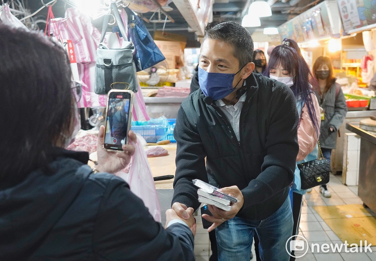 民進黨提名台北市第三選區立委補選候選人吳怡農到長春市場拜票。 圖：張良一 / 攝