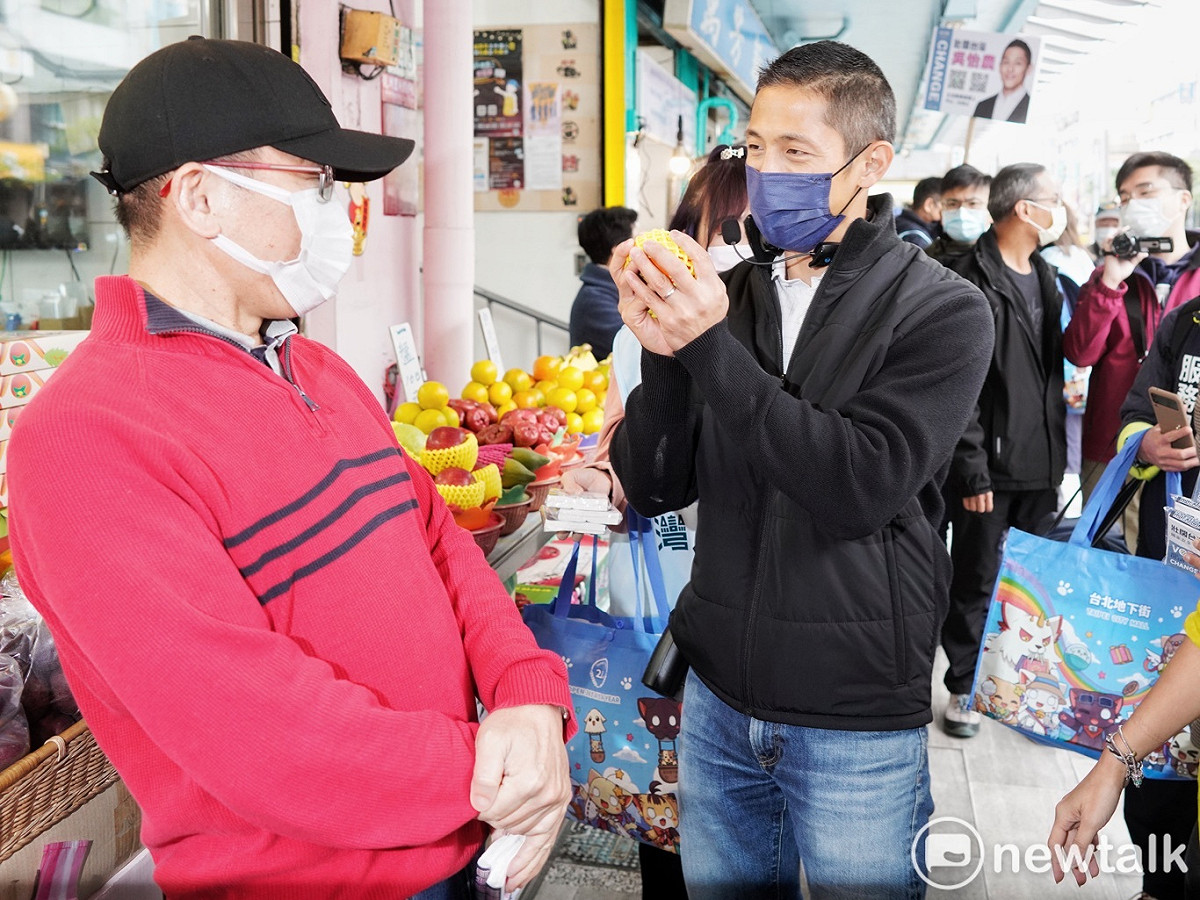 民進黨提名台北市第三選區立委補選候選人吳怡農到長春市場拜票。 圖：張良一 / 攝