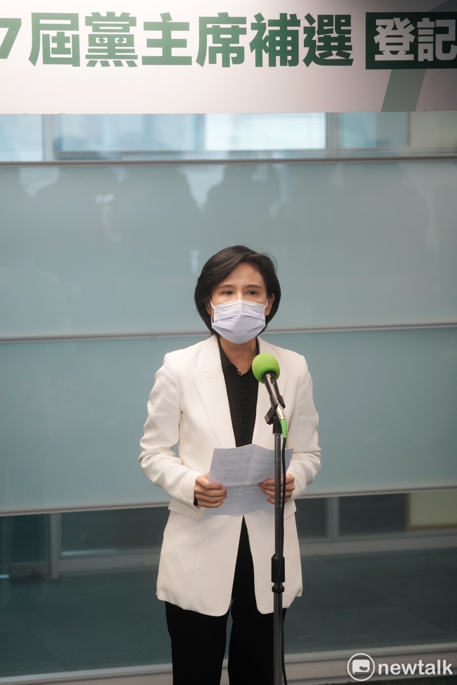 前文化部長鄭麗君代副總統賴清德到民進黨中央登記黨主席補選。 圖：張良一/攝