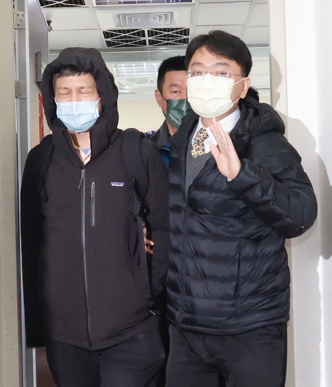 調查局人員搜索立委高虹安辦公室，將高虹安辦公室主任陳奐宇帶走。 圖：本報攝影中心