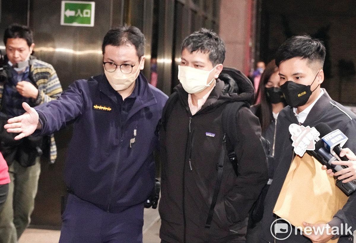 立委高虹安辦公室主任陳奐宇被調查局幹員帶往北檢複訊。 圖：張良一/攝