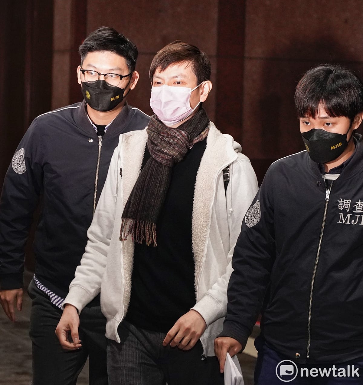 立委高虹安男友李忠庭被調查局幹員帶往北檢複訊。 圖：張良一/攝